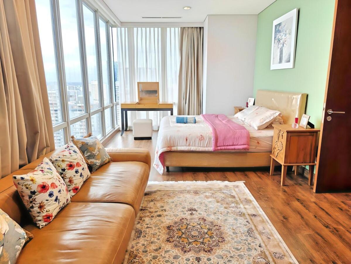 Luxury 3br Near Lrt Kuningan With Wi-fi, Pool, Gym By 2ndhome *
